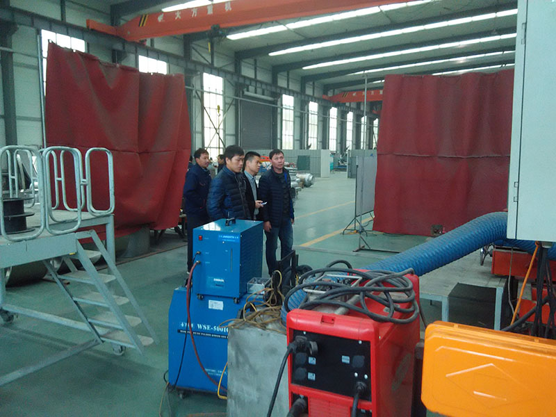 客戶參觀我公司鋁合金焊接自動化設(shè)備。
