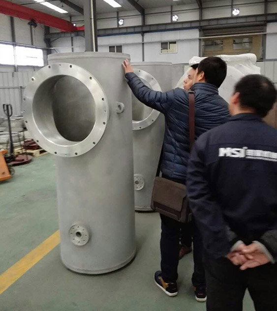 客戶參觀我公司GIS殼體成品。