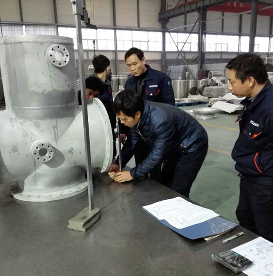 客戶對GIS殼體加工尺寸進(jìn)行檢測。